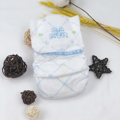 De Luiersoem van de douanebaby de Opleidingsbroek trekt Babyluier uit
