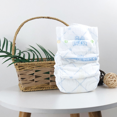 De Luiersoem van de douanebaby de Opleidingsbroek trekt Babyluier uit