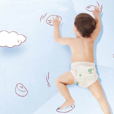 Nappies van een Rangbaby de Luiers trekken Broek uit